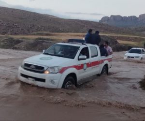 امداد رسانی هلال احمر به گردشگران در راه مانده تنگ شیرز کوهدشت